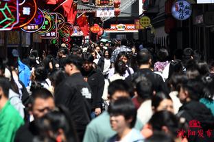 赛后日常，梅西与对方球员交换球衣